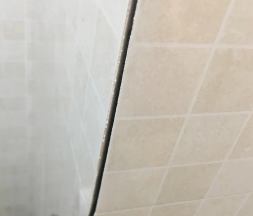 麦积瓷砖空鼓维修公司分享阳台瓷砖脱落的修复过程可以分为以下几个步骤