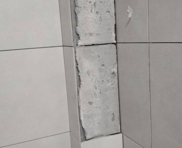 麦积瓷砖空鼓维修公司分享下瓷砖施工前基层浇水润湿程度不足，可能导致以下问题